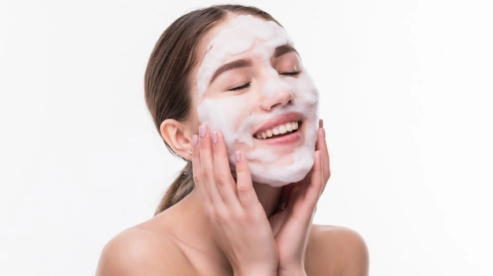 7 Rekomendasi Sabun Cuci Muka dengan Niacinamide untuk Mencerahkan Kulit Kusam