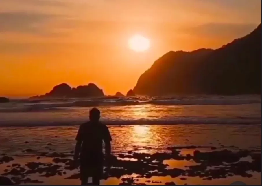 10 Lokasi Sunset dengan View Tercantik di Pantai Selatan yang Wajib Dikunjungi
