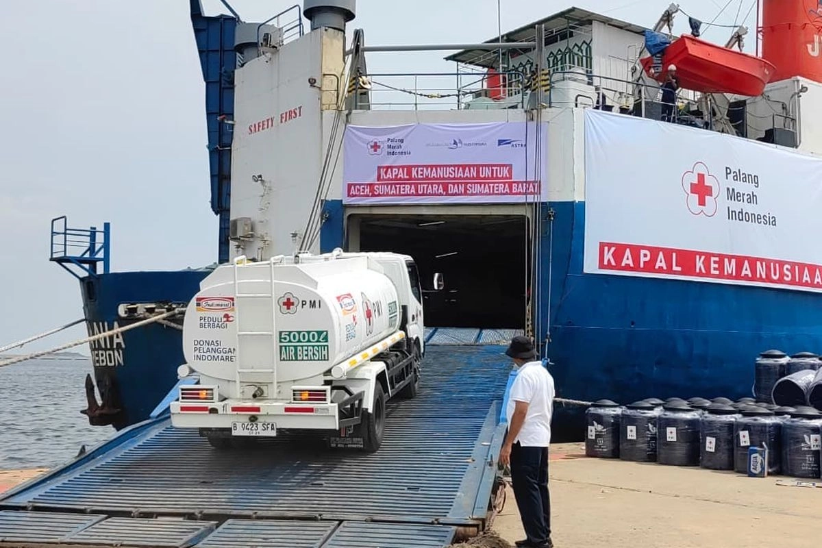 PMI Kirim Kapal Berisi 60 Tangki Air dan Bantuan ke Korban Banjir Sumatera
