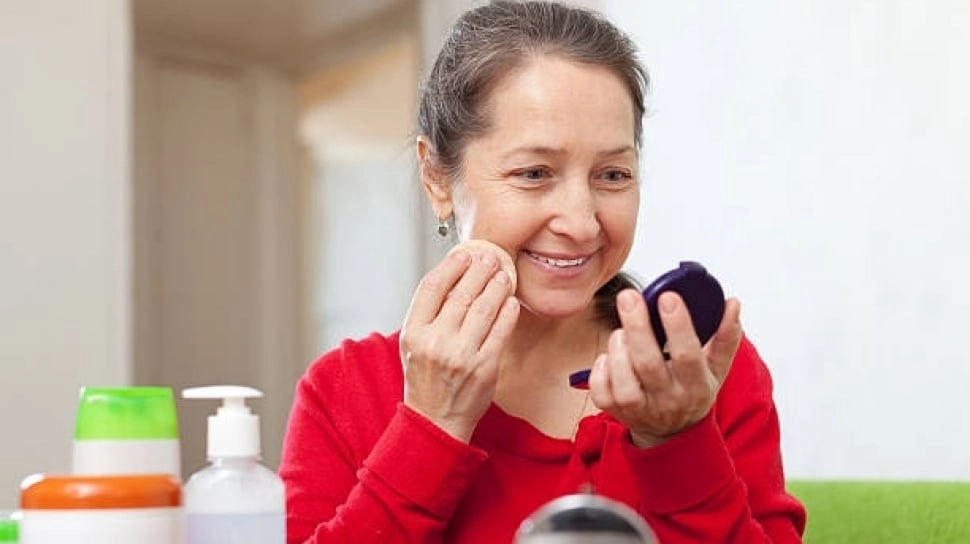 8 Bedak Translucent untuk Usia 50-an, Wajah Jadi Flawless dan Natural