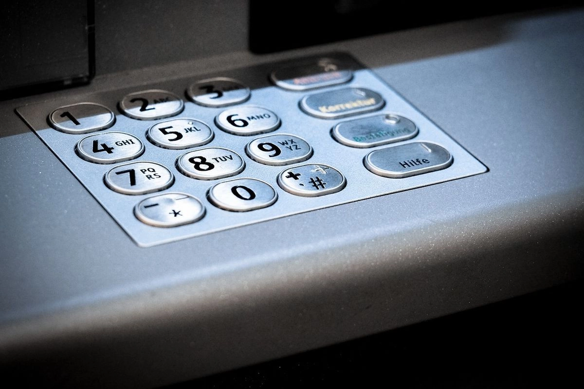 Listrik Belum Pulih, Warga Aceh Barat Kesulitan Tarik Uang Tunai