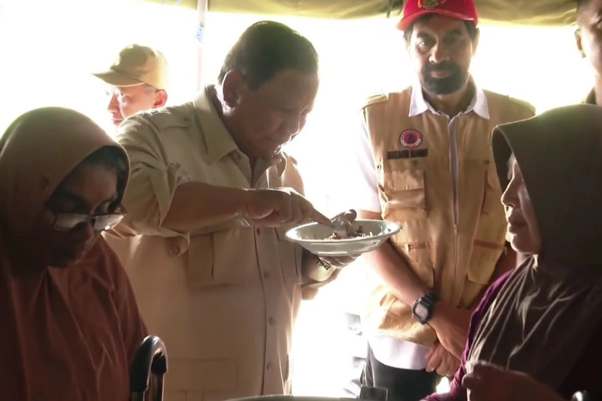Saat Prabowo Ikut Santap Menu Korban Banjir di Aceh: Ada Sendok? Saya Mau Coba