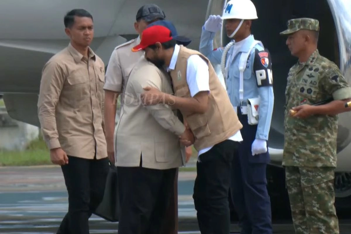 Tiba di Aceh, Prabowo Peluk Gubernur Mualem