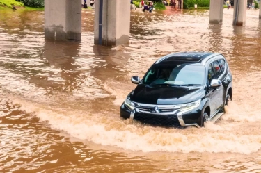 Jangan Panik saat Mobil Tiba-tiba Terjebak Banjir! Begini 7 Langkah Penyelamatan