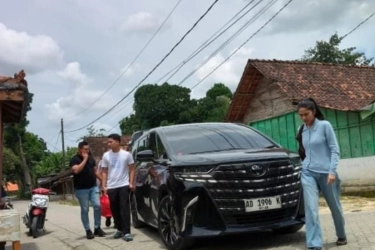 Azizah Salsha Datang Melayat ke Rumah Duka Ayah Pratama Arhan