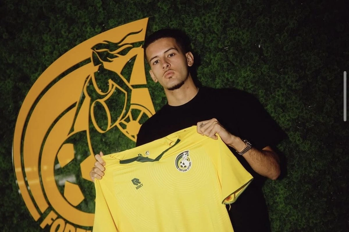 Rapor Justin Hubner Vs Ajax: Main 8 Menit, Kartu Merah, Dikritik Pelatih Sendiri