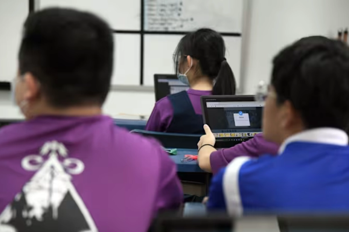 Siswa SMP/SMA Singapura Dilarang Pakai HP dan Smartwatch Selama Sekolah