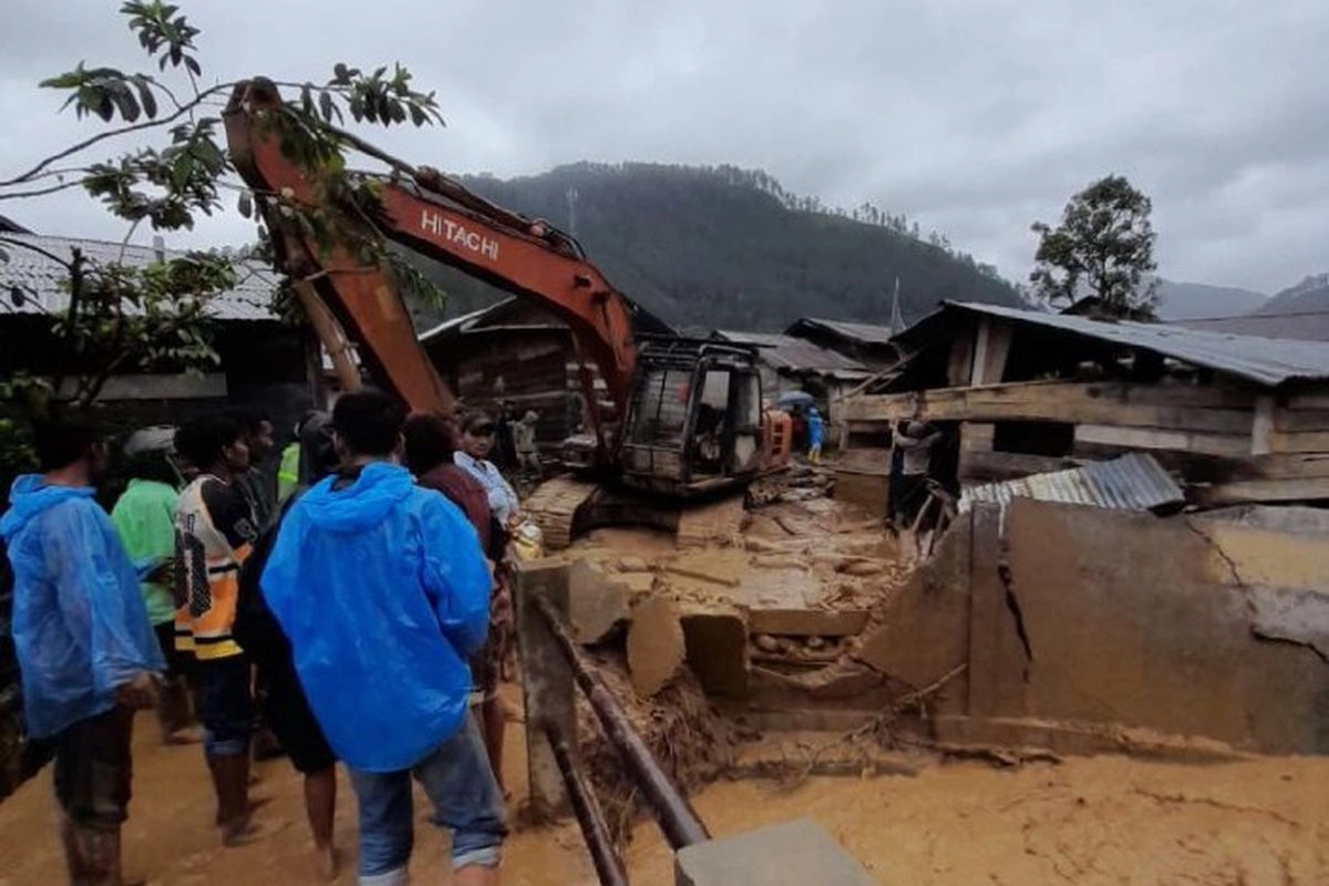 Pasukan TNI Jalan Kaki Jangkau Daerah Banjir Sumatera yang Terisolasi