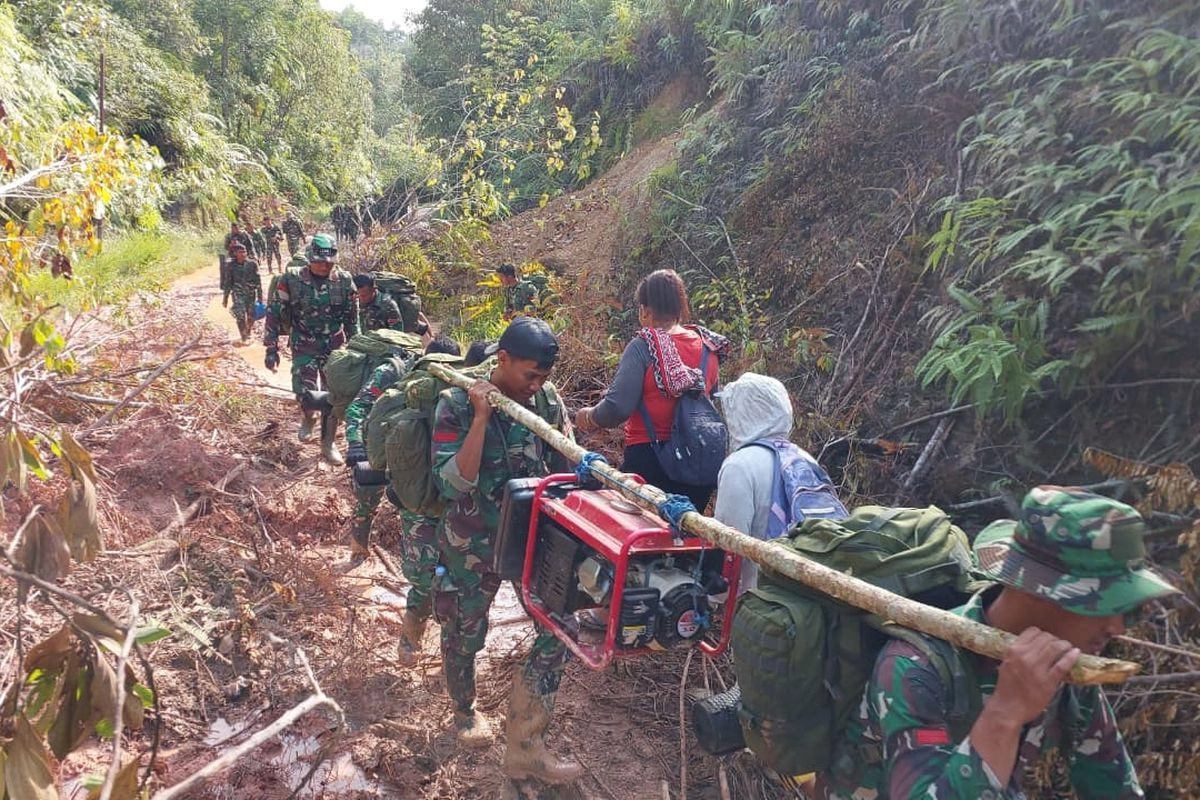 Pikul Genset, Prajurit TNI Jalan Kaki ke Pelosok Tapanuli Tengah