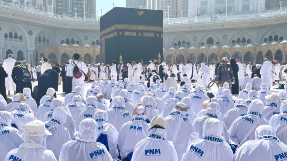 Bentuk Syukur Dapat Umroh dari PNM, Tangis Haru Nasabah PNM Mekaar di Sujud Pertama