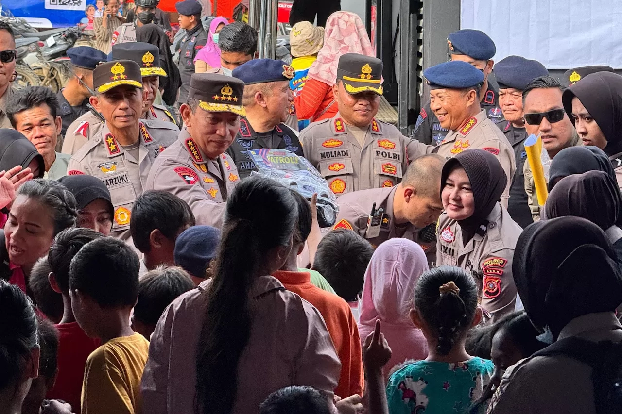 Enam Truk Bantuan Dibawa Kapolri saat Meninjau Pengungsian Aceh Tamiang