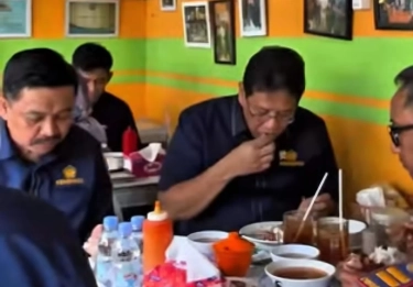 Menkeu Purbaya Lahap Makan Dua Porsi Sop Buntut di Cut Meutia, Akui Jadi Warung Langganan Sejak Masih Muda