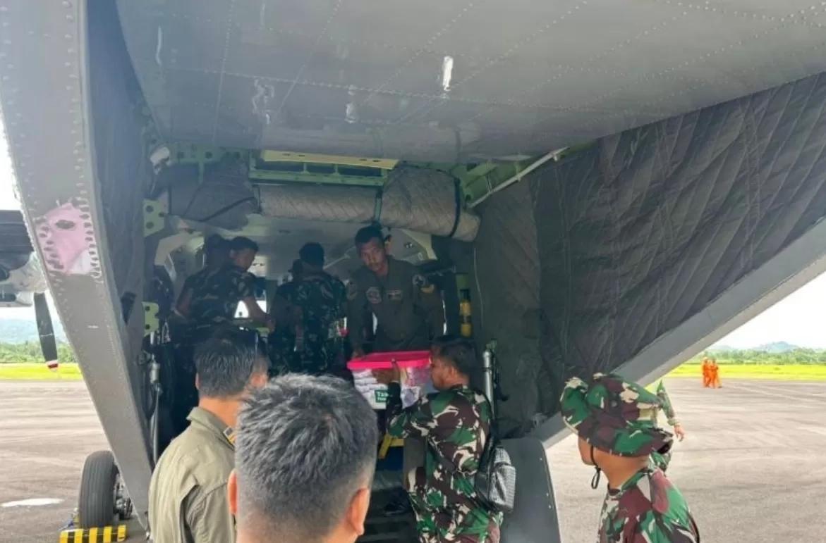 TNI Kerahkan Pesawat Angkut Bawa 1,2 Ton Logistik ke Sibolga