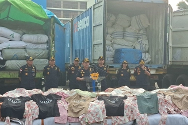 Bea Cukai Buka Opsi Sumbangkan Baju Thrifting Ilegal ke Korban Bencana