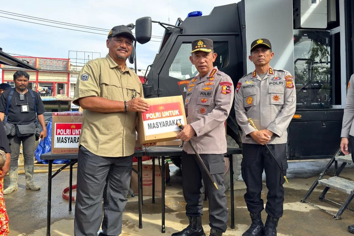 Kapolri Kirim Bantuan Korban Banjir Aceh Tamiang dalam 6 Truk