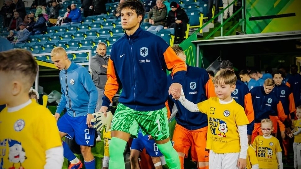 Kiper Keturunan Indonesia Bikin 7 Penyelamatan Meski Klubnya Dibantai Arsenal di Liga Champions