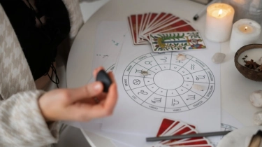 3 Zodiak Ini Paling Beruntung dan Penuh Cinta pada 12 Desember 2025