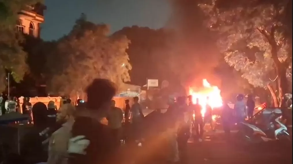 Imbas Kerusuhan di Kalibata, 4 Mobil dan 7 Motor Dibakar serta Belasan Warung Hangus