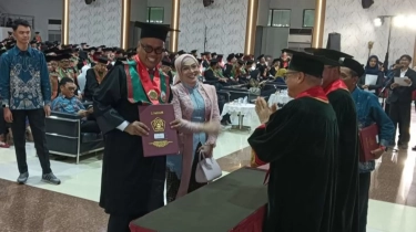 Ubah Tesis soal Penjarahan, Uya Kuya Raih Gelar Magister Hukum di Unissula