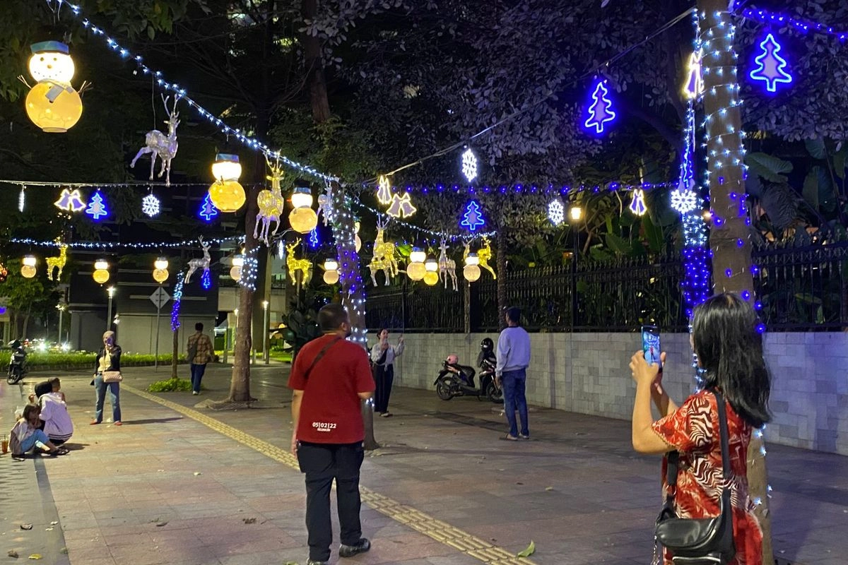 Dekorasi Natal “Winter Wonderland” Hiasi Trotoar Sudirman, Jadi Spot Foto Malam Hari