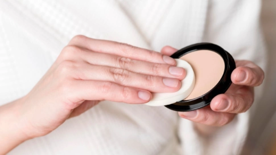 Cushion vs Powder Foundation, Mana yang Lebih Bagus dan Tahan Lama untuk Wajah?
