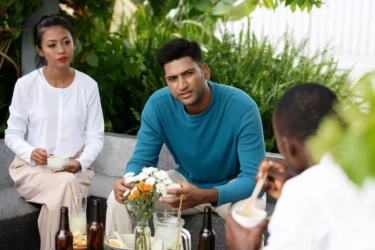 9 Hal yang Dilakukan Orang-Orang Kelas Menengah ke Bawah di Pesta Pernikahan yang Langsung Diperhatikan oleh Tamu-Tamu yang Lebih Kaya