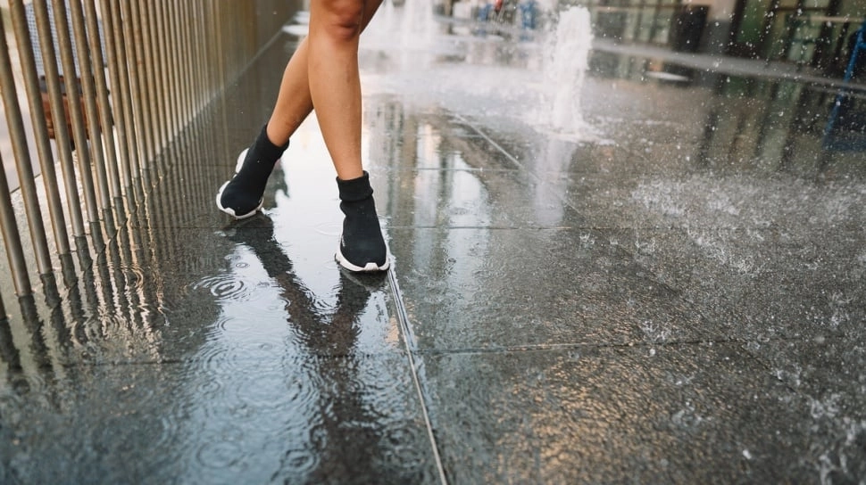 5 Sepatu Anti-Selip Cocok untuk Musim Hujan, Model Keren Mulai Rp100 Ribuan