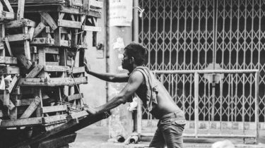 Orang Kaya Ingin Parkir Supercar di Ruang Tamu, Tapi Kelas Menengah Mati-matian Bayar Cicilan Rumah