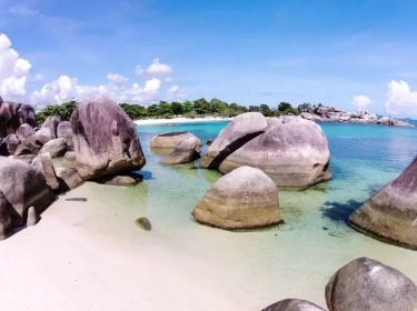 12 Pantai Sepi di Bangka Belitung, Cantik buat Healing dan Liburan Santai