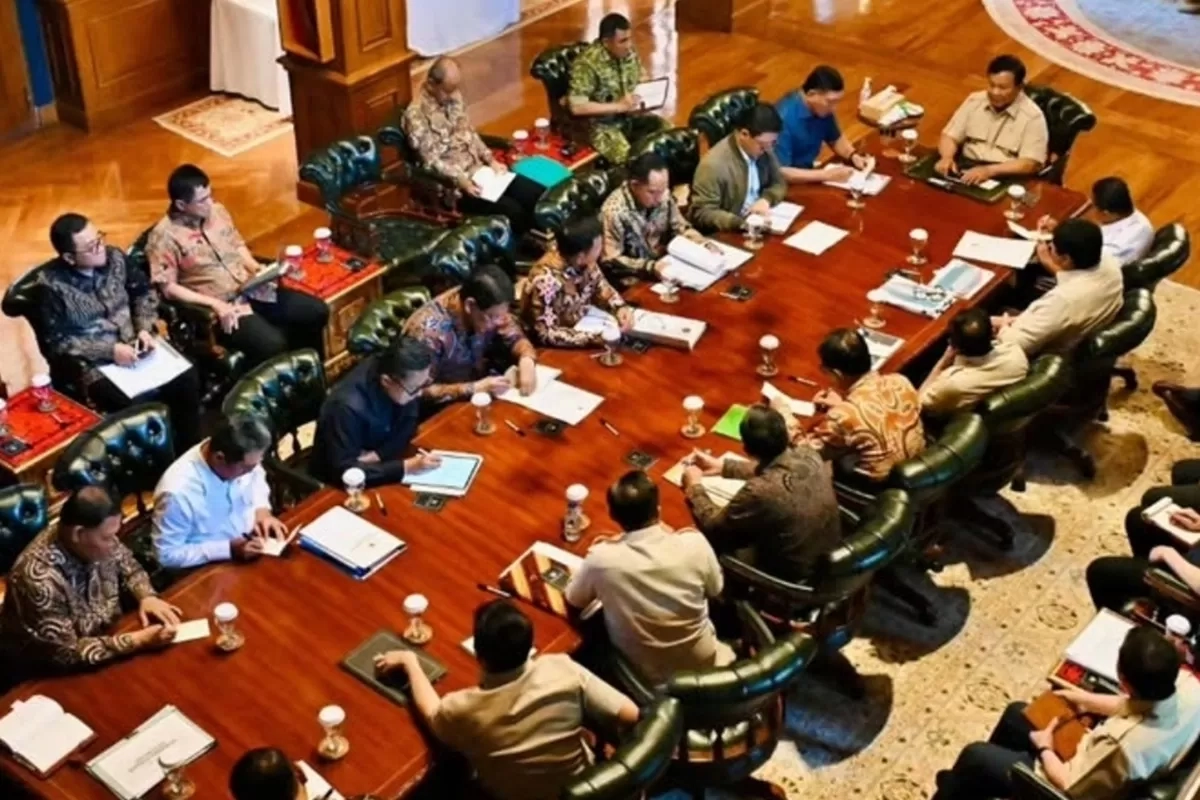 Kumpulkan Menteri di Hambalang, Prabowo Ingatkan soal Penanganan Bencana hingga Kesiapan Libur Nataru