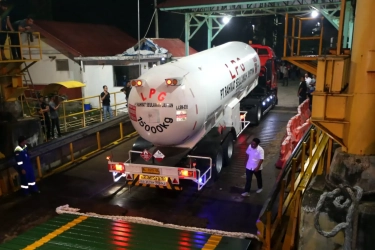Pertamina Patra Niaga Sumbagut Kirim Tangki Bermuatan LPG dan Mobil Tangki BBM ke Banda Aceh Menggunakan Kapal
