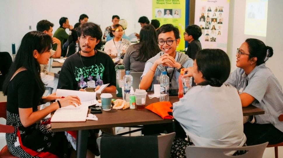 Dari Cerita ke Citra: Cara Penulis Muda Membangun Identitas di Era Digital