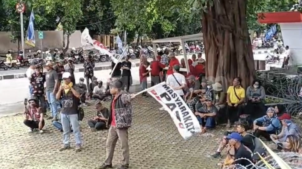 Geruduk KPK, Warga Pati Teriak Minta Bupati Sudewo Pakai Rompi Oranye Korupsi Rel Kereta