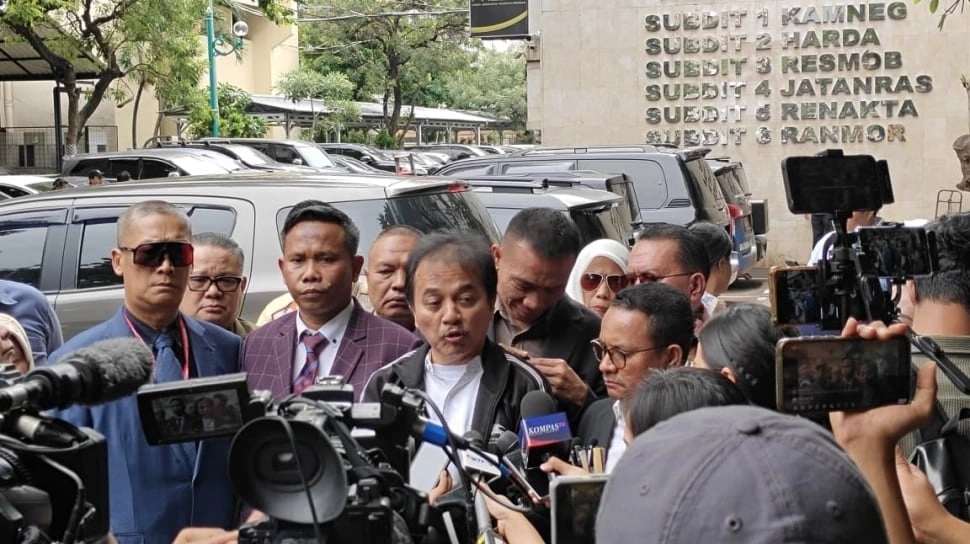 Roy Suryo Tunjukkan Kejanggalan 'Mecothot' Ijazah Jokowi: 99,9 Persen Palsu!