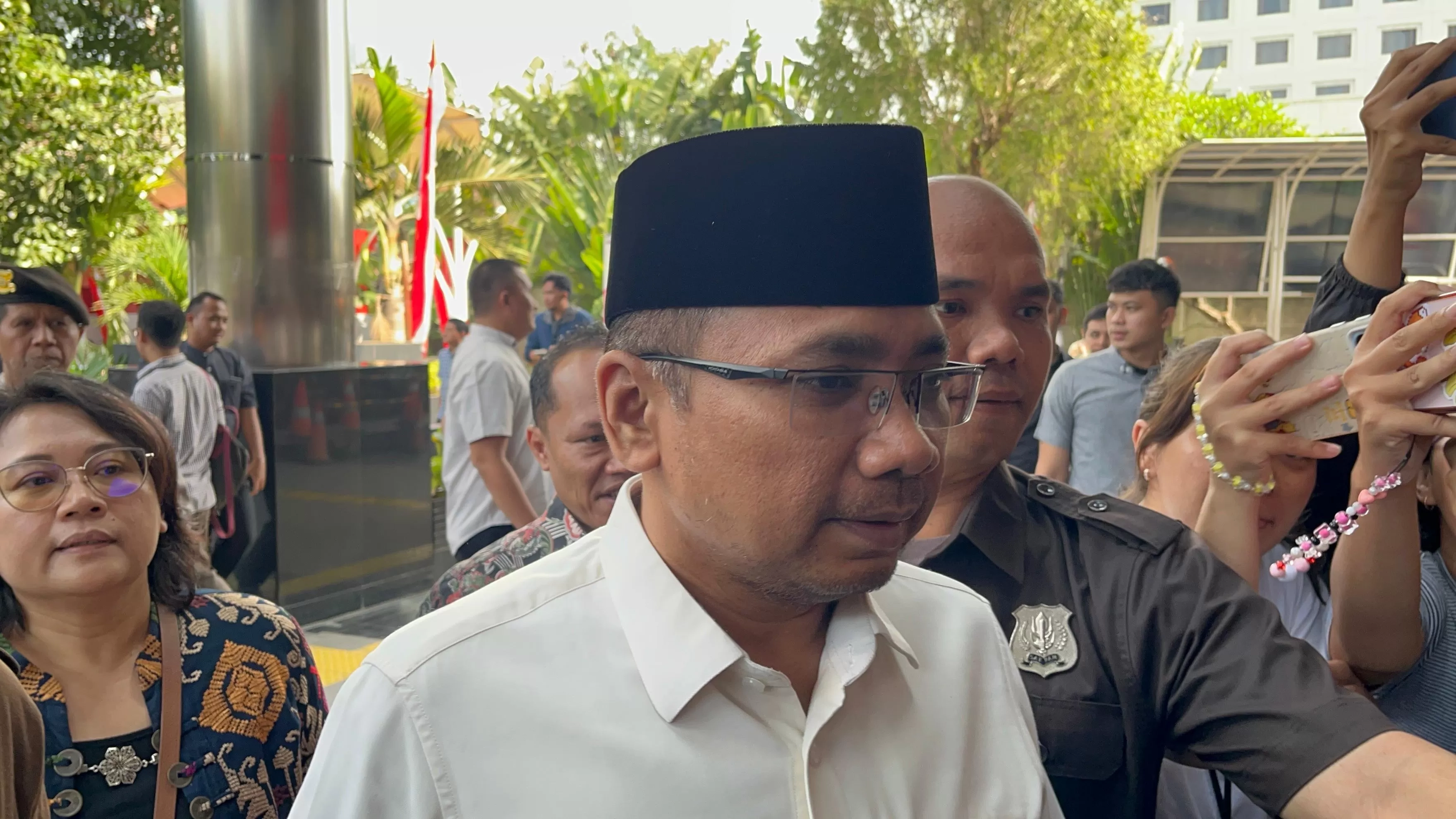 Eks Menag Yaqut Cholil Qoumas Irit Bicara saat Tiba di Gedung Merah Putih KPK