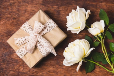 12 Rekomendasi Kado Pernikahan Selain Sprei, Bermanfaat dan Berkesan