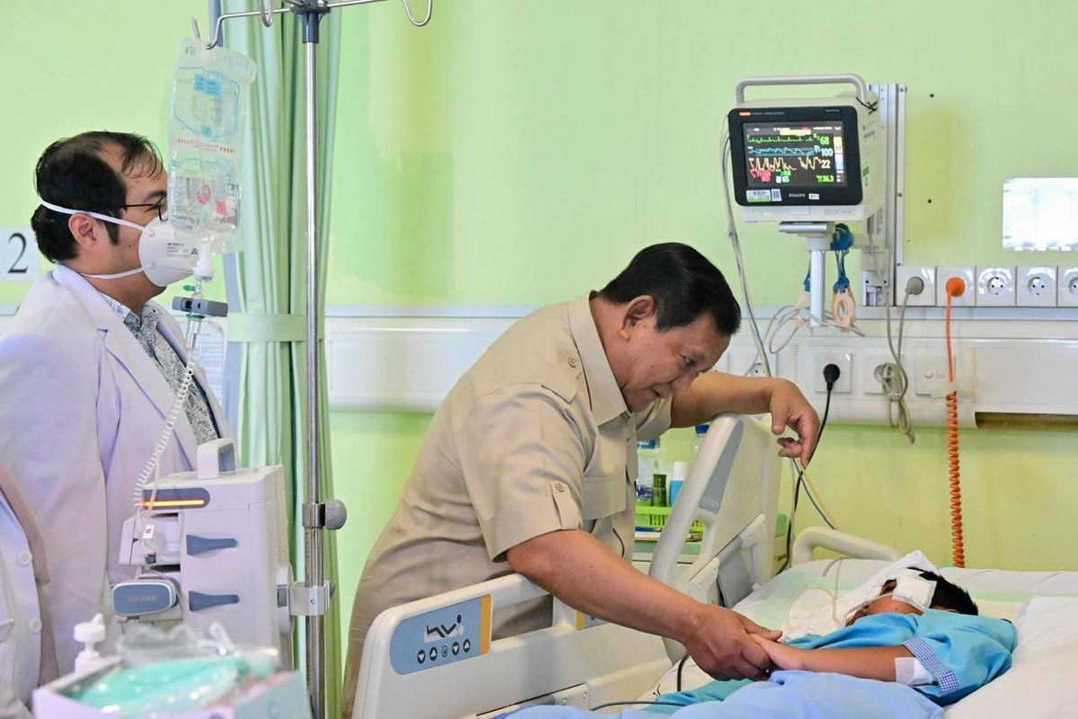 Pesan dan Doa Prabowo Saat Jenguk Siswa dan Guru yang Ditabrak Mobil MBG