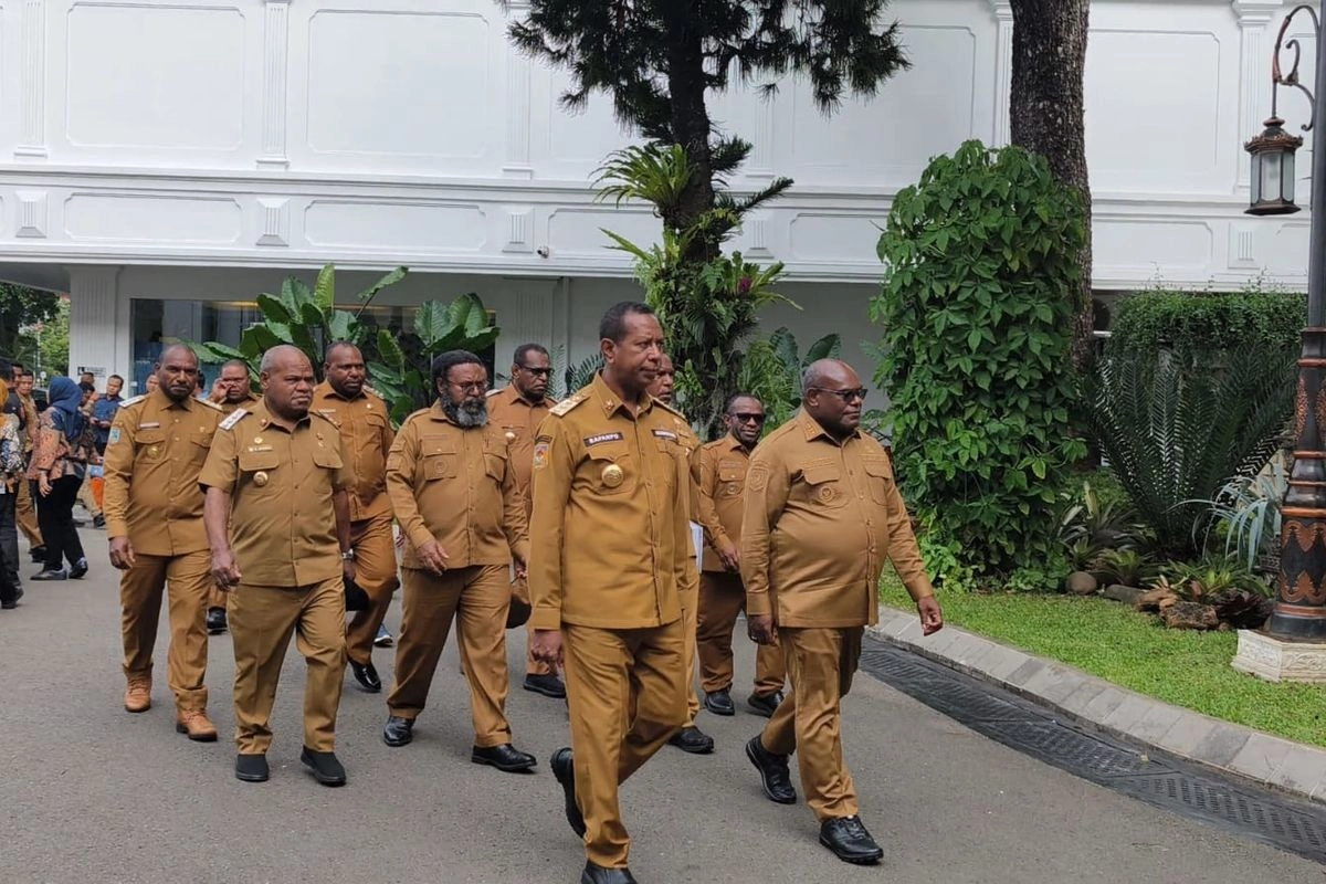 Prabowo Kumpulkan Kepala Daerah Se-Papua di Istana, Ada Apa?