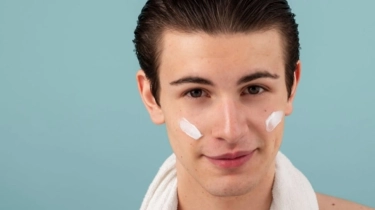 5 Rekomendasi Sunscreen Pria yang Bikin Wajah Awet Muda