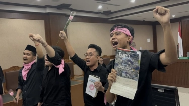 Delpedro Dkk Orasi Hingga Bagi Mawar ke Jaksa Sebelum Jalani Sidang Perdana Kasus Dugaan Penghasutan