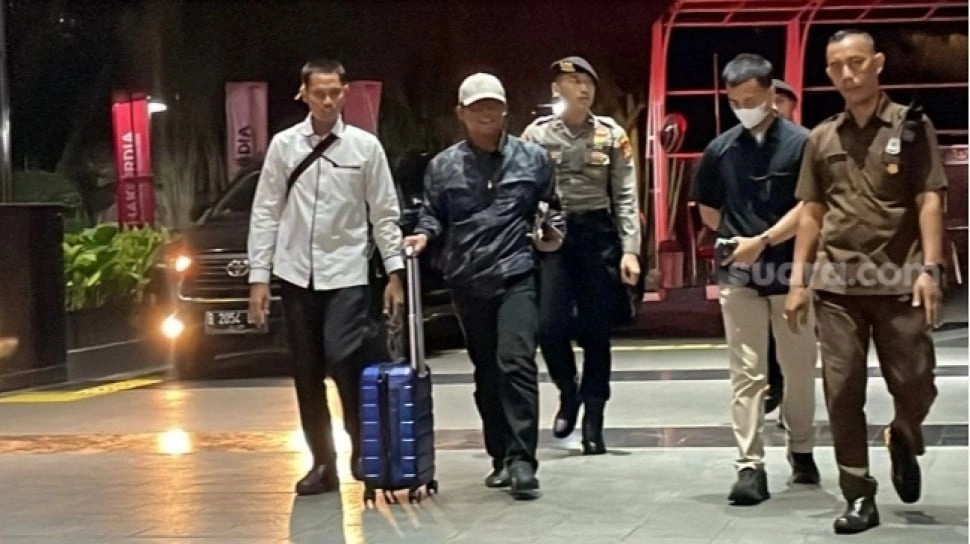 KPK 'Obok-obok' Tiga Lokasi, Buru Bukti Fee Proyek Bupati Lampung Tengah