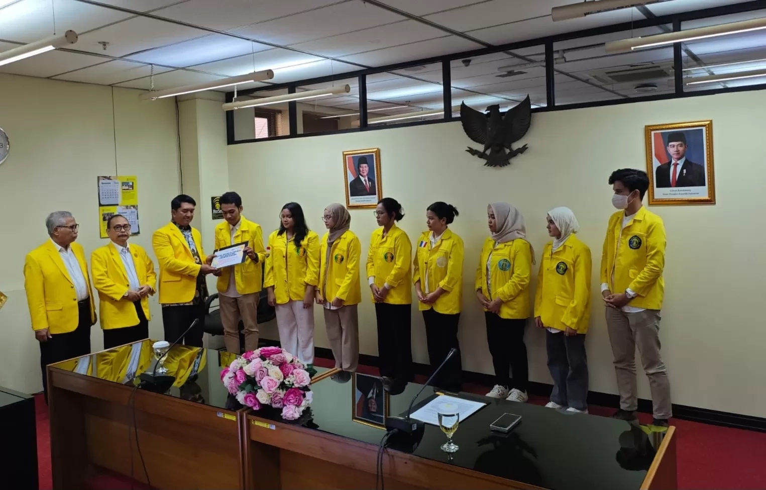 UI Bebaskan UKT dan Salurkan Bantuan bagi 32 Mahasiswa Korban Bencana Sumatera