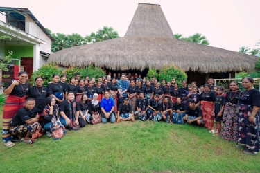 Menjaga Identitas Budaya Sumba Lewat Tenun Warna Alam