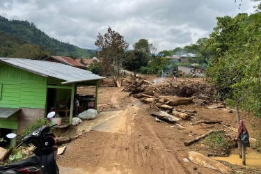 Menko Pratikno Sebut Jalur Darat Belum Pulih Total Usai Bencana Sumatera