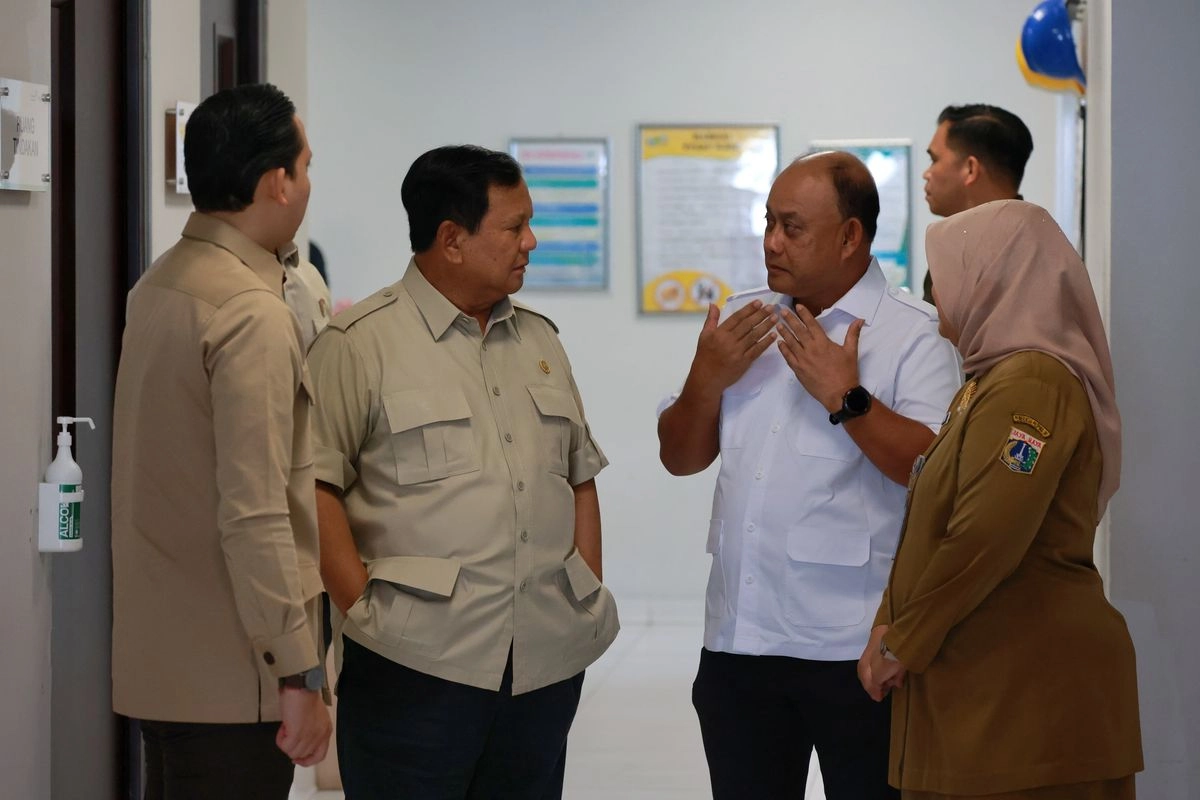 Momen Prabowo Jenguk Siswa dan Guru yang Ditabrak Mobil MBG: Janji Traktir Bubur Ayam dan Beri Semangat