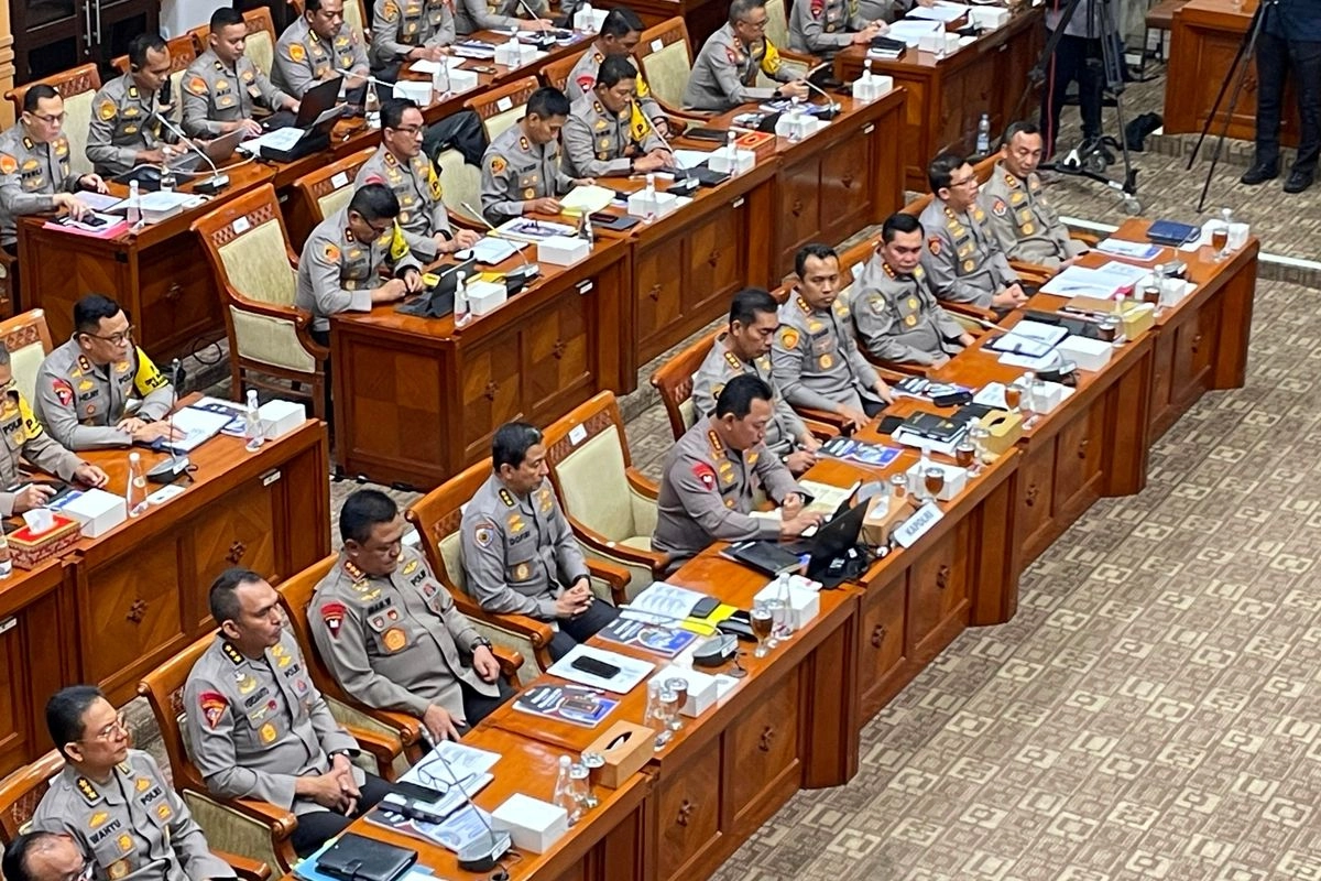 Polisi di Jabatan Sipil Melukai Birokrasi