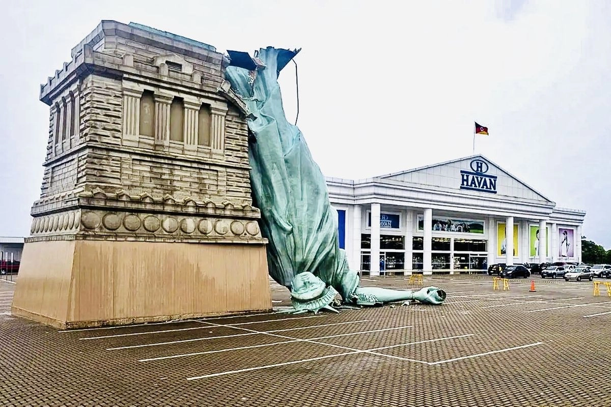 Replika Patung Liberty Roboh karena Angin Kencang di Brasil