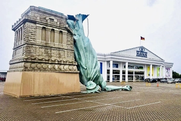 Replika Patung Liberty Roboh karena Angin Kencang di Brasil