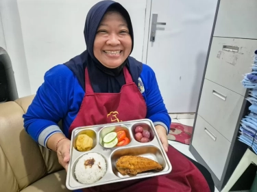 Di Balik Dapur MBG: Tangan-Tangan Sunyi yang Menyiapkan Jutaan Makanan Bergizi