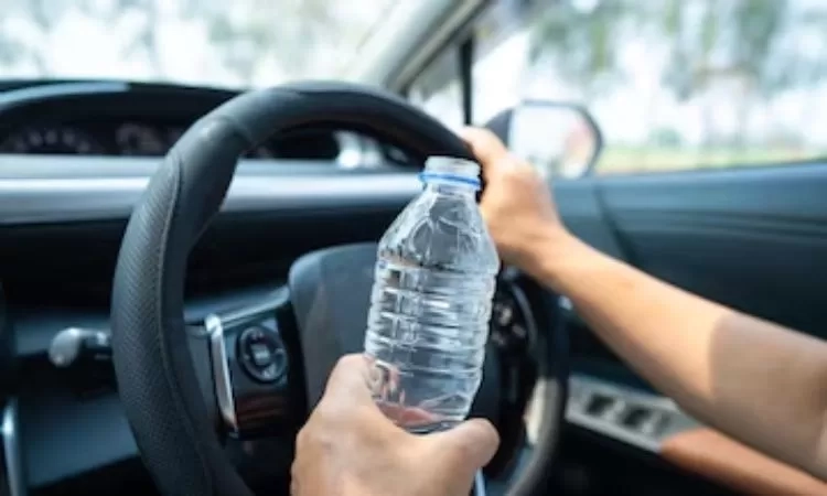Tips Minum Air yang Cukup di Perjalanan: Tips Menghitung Kebutuhan Hidrasi Sesuai Durasi di Jalan